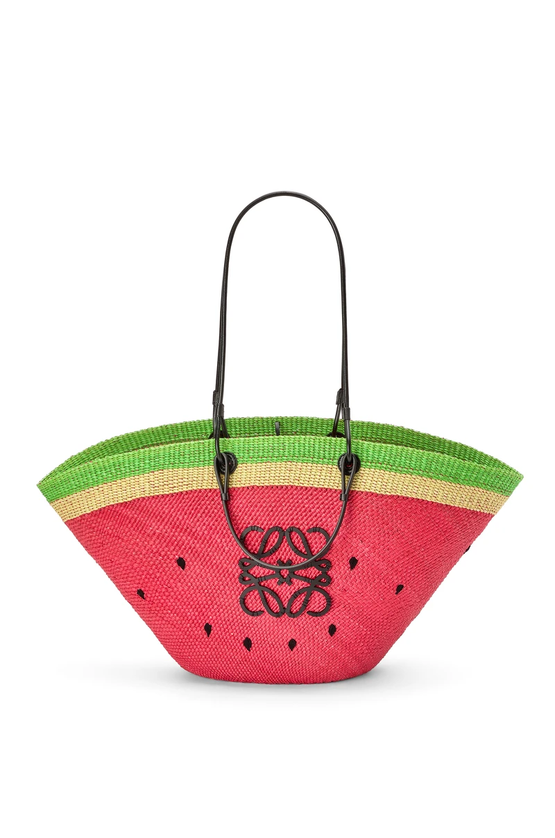 Loewe Iraca棕櫚葉拼小牛皮西瓜大尺寸編織籃,售價NT $34,000 Loewe Iraca棕櫚葉拼小牛皮西瓜大尺寸編織籃,售價NT $34,000