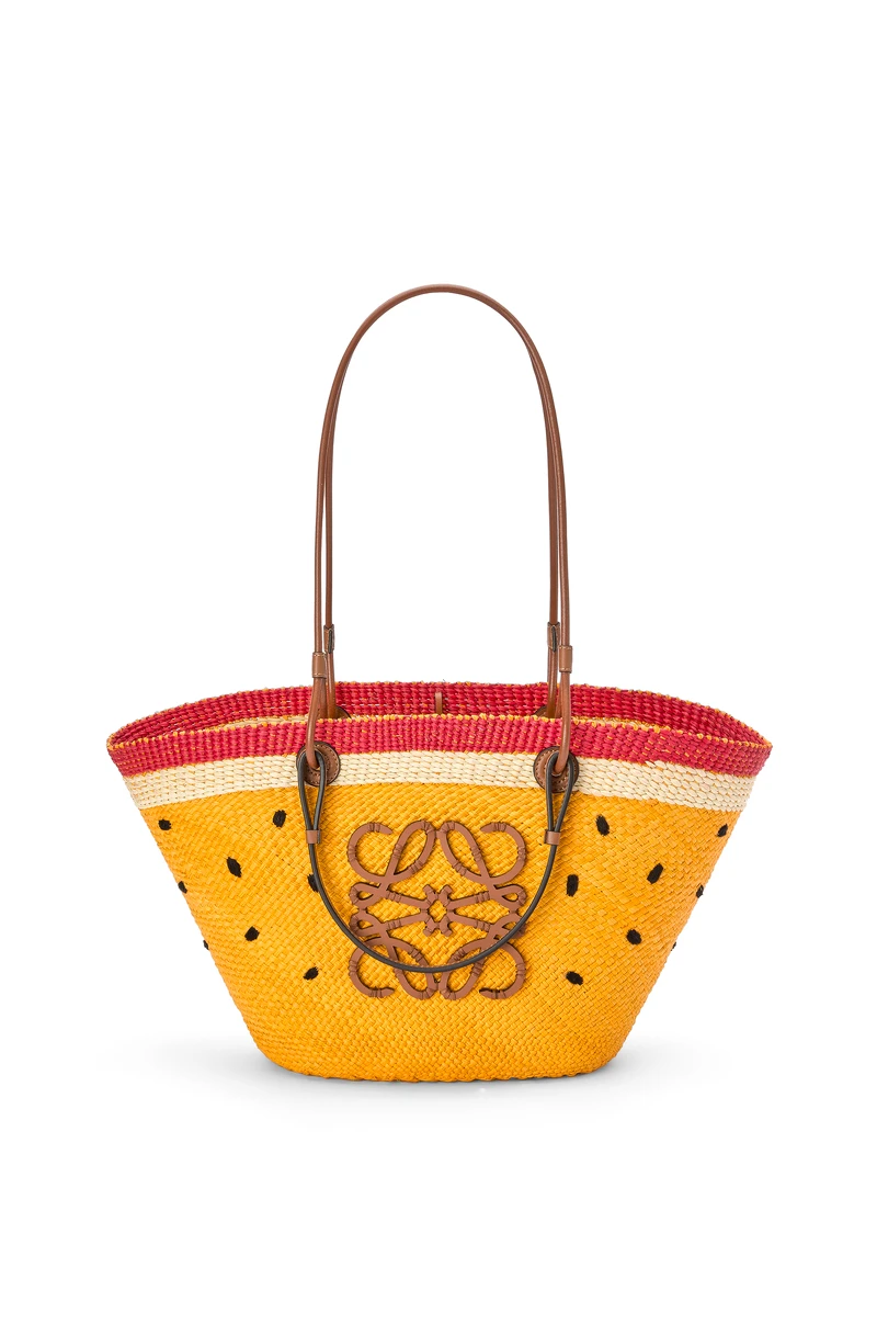 Loewe Iraca棕櫚纖維拼小牛皮百香果編織籃,售價NT $31,000 Loewe Iraca棕櫚纖維拼小牛皮百香果編織籃,售價NT $31,000