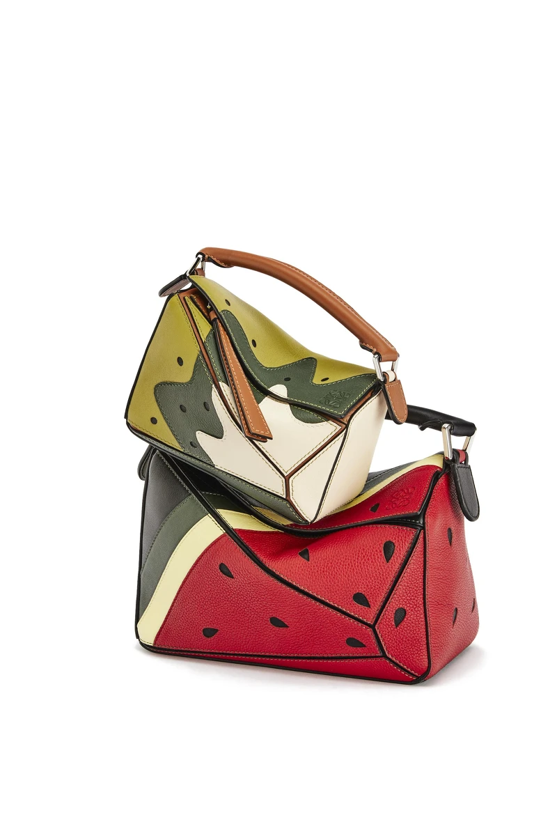 Loewe Puzzle水果圖案系列經典小牛皮肩背提包(迷你),售價NT$75,000/(小)NT$108,000 Loewe Puzzle水果圖案系列經典小牛皮肩背提包(迷你),售價NT$75,000/(小)NT$108,000