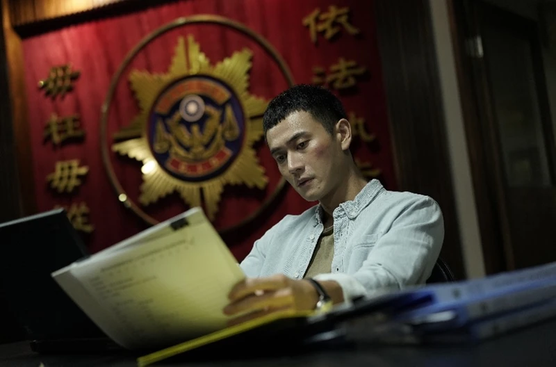 ▲劉冠廷和言行不當的組長互毆,讓他臉上掛彩。(圖/CATCHPLAY+提供) ▲劉冠廷和言行不當的組長互毆,讓他臉上掛彩。(圖/CATCHPLAY+提供)