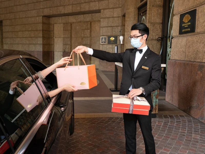 酒店大廳正門的禮賓服務台提供免下車取餐服務 酒店大廳正門的禮賓服務台提供免下車取餐服務