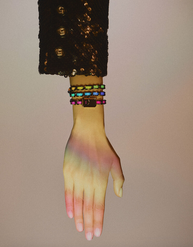 Première Electro腕錶 限量發行555 枚。 經黑色ADLC類鑽碳處理的精鋼錶殼，。 精鋼錶背。 精鋼錶冠鑲嵌凸圓形瑪瑙。 黑色漆錶盤搭配螢光粉紅