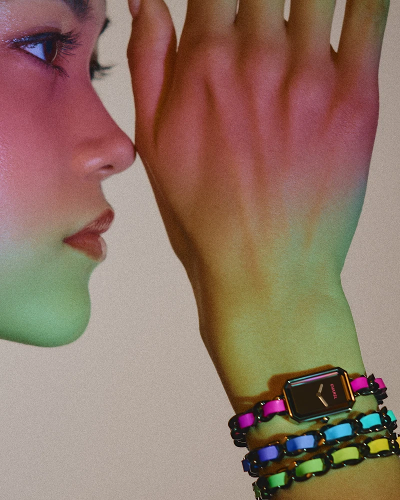 Première Electro腕錶 限量發行555 枚。 經黑色ADLC類鑽碳處理的精鋼錶殼，。 精鋼錶背。 精鋼錶冠鑲嵌凸圓形瑪瑙。 黑色漆錶盤搭配螢光粉紅