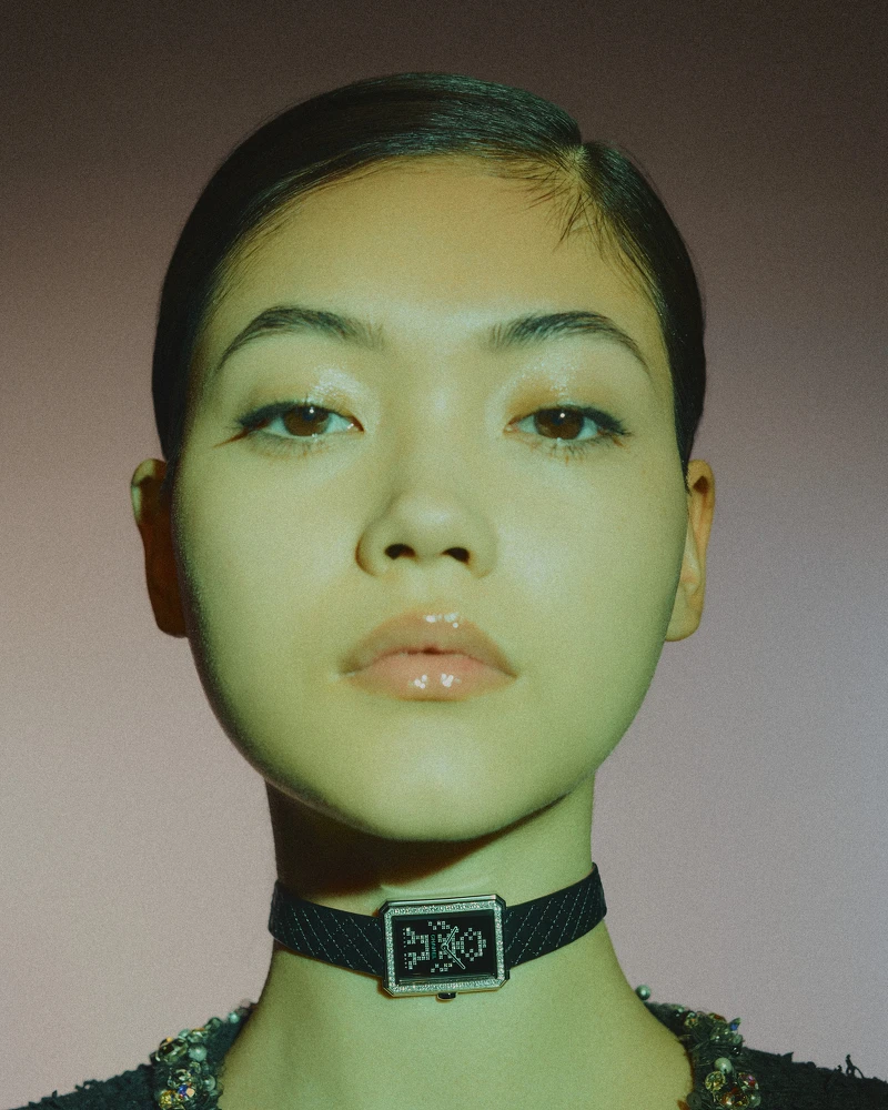 BOY·FRIEND Electro 腕錶 限量發行55 枚。 精鋼錶殼。 精鋼錶圈鑲嵌64顆總重約0.71克拉明亮式切割鑽石。 精鋼錶冠，鑲嵌黑色凸圓形尖晶石。 飾以機器人圖騰黑色錶盤，鑲嵌78顆總重約0.12克拉明亮式切割鑽石。 可替換式黑色菱格紋小牛皮錶帶飾以螢光粉紅內襯。 高精準石英機芯。 防水深度：30米。 功能：時、分顯示。 尺寸：34.6 x 26.7 x 7.3毫米。 鑽石：共142顆總重約0.83克拉明亮式切割鑽石。 建議售價NTD 494,000元