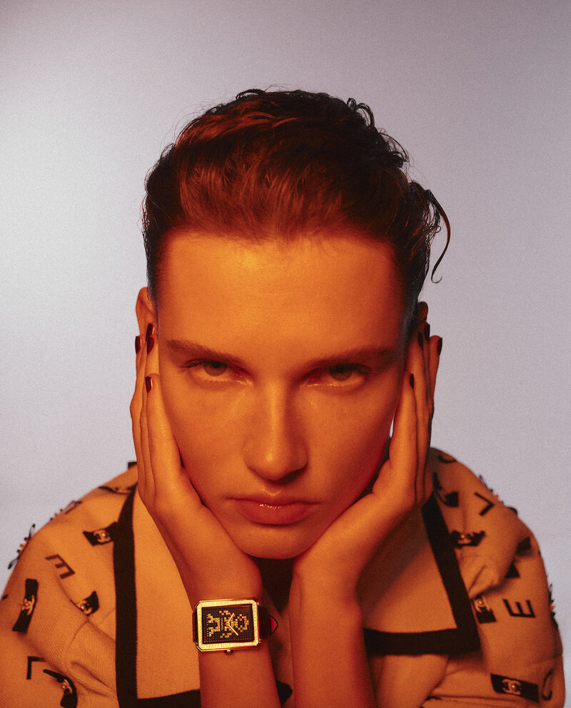 BOY·FRIEND Electro 腕錶 限量發行55 枚。 精鋼錶殼。 精鋼錶圈鑲嵌64顆總重約0.71克拉明亮式切割鑽石。 精鋼錶冠，鑲嵌黑色凸圓形尖晶石。 飾以機器人圖騰黑色錶盤，鑲嵌78顆總重約0.12克拉明亮式切割鑽石。 可替換式黑色菱格紋小牛皮錶帶飾以螢光粉紅內襯。 高精準石英機芯。 防水深度：30米。 功能：時、分顯示。 尺寸：34.6 x 26.7 x 7.3毫米。 鑽石：共142顆總重約0.83克拉明亮式切割鑽石。 建議售價NTD 494,000元