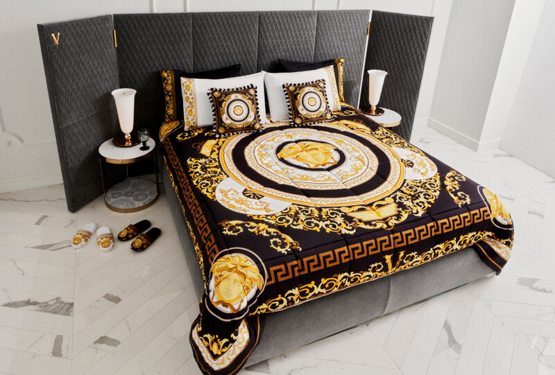 全新登場的 Versace Home 系列彰顯品牌的破格態度,將品牌經典元素融入奢華的家居佈置之中。 全新登場的 Versace Home 系列彰顯品牌的破格態度,將品牌經典元素融入奢華的家居佈置之中。