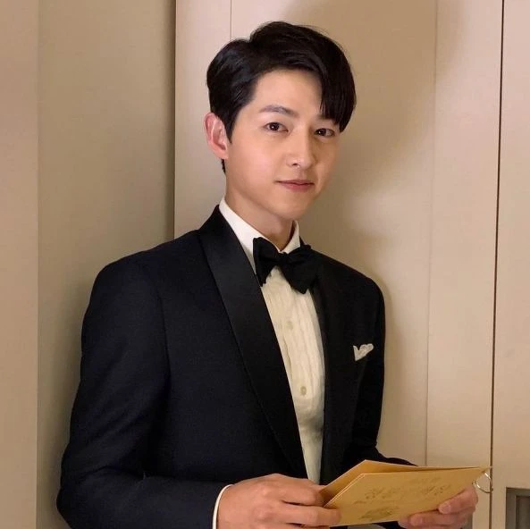 《文森佐》播畢近2個月還在燒！宋仲基 合照小童星太有父女相