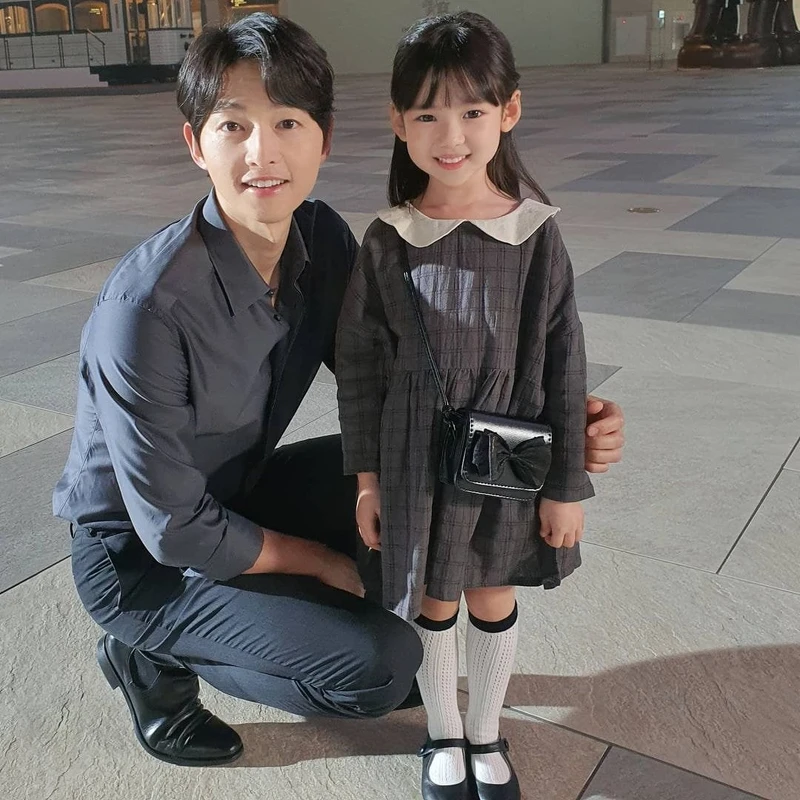 《文森佐》播畢近2個月還在燒！宋仲基 合照小童星太有父女相