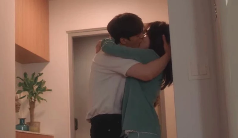 無法抗拒的他》 光速上本壘?1分鐘限制級「動作戲」超火熱! 無法抗拒的他》 光速上本壘?1分鐘限制級「動作戲」超火熱!