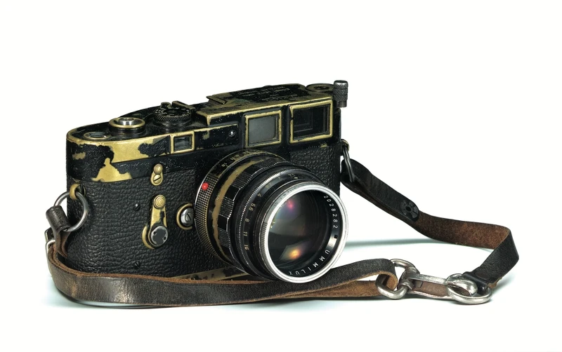 經歲月洗禮而自然露銅的徠卡黑漆相機廣受追捧，此為原徠卡M3原型機，來自著名攝影師艾略特・歐維特（Elliott Erwitt）。