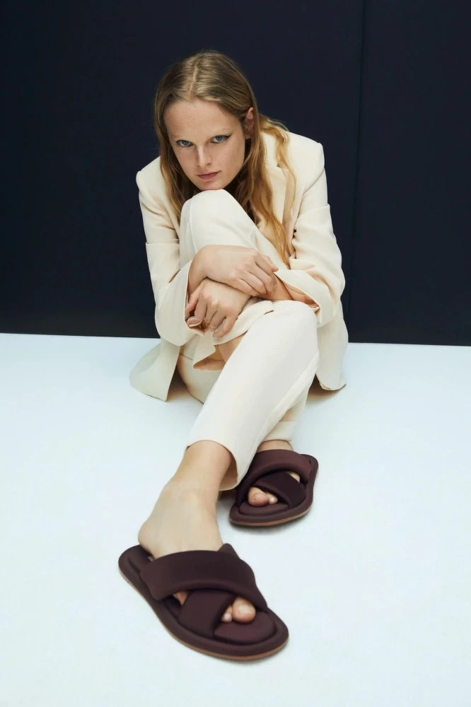 絎縫平底夾腳拖鞋，NT1,490>>>NT1,190