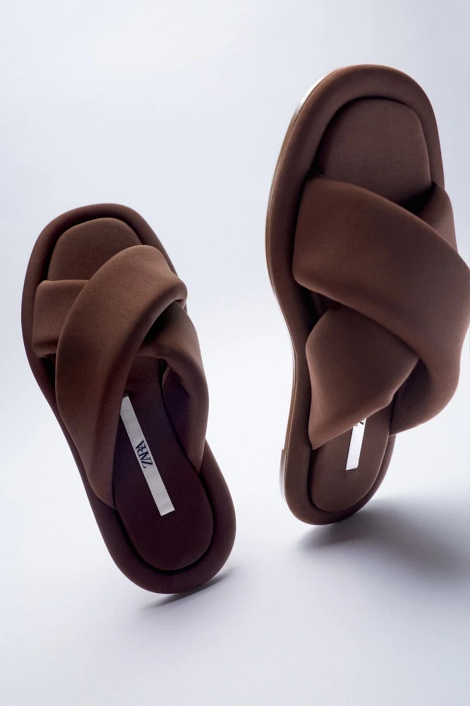 絎縫平底夾腳拖鞋，NT1,490>>>NT1,190