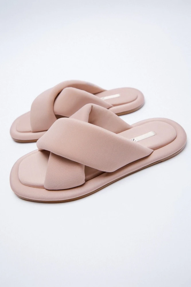 絎縫平底夾腳拖鞋，NT1,490>>>NT1,190