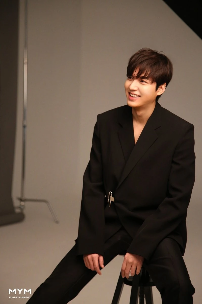 李敏鎬 帥照多連發！堪比雕像神級顏值