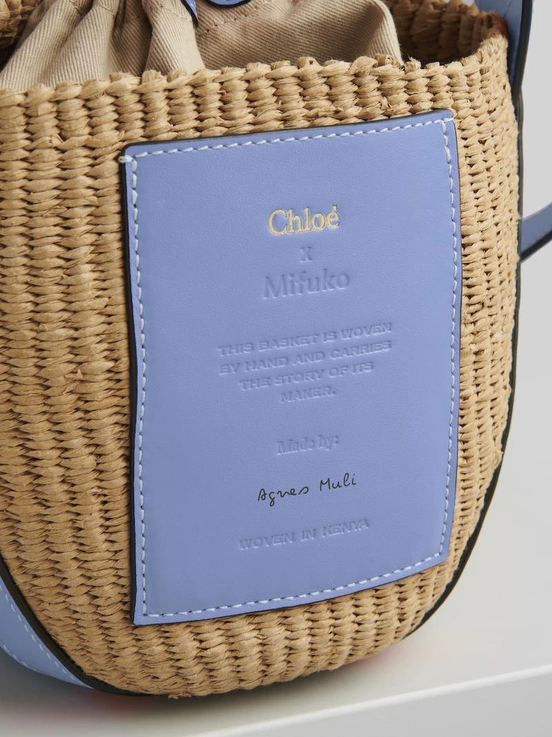 Chloé Basket編織提籃,在包包正面的皮革面料上留有製作工匠的簽名 Chloé Basket編織提籃,在包包正面的皮革面料上留有製作工匠的簽名
