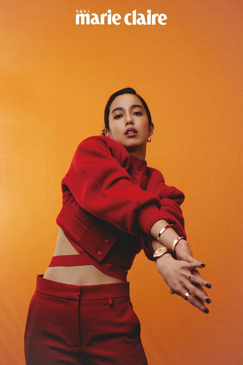 紅色毛呢短外套、針織領圍繫帶、西裝長褲，all by Givenchy。 Ballon Bleu 玫瑰金鑲鑽錶款、LOVE 系列玫瑰金耳環、戒指、手環，all by Cartier