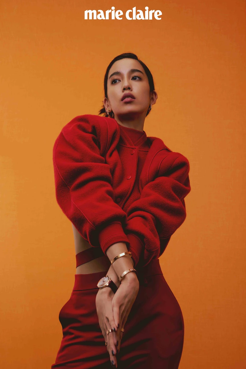 紅色毛呢短外套、針織領圍繫帶、西裝長褲，all by Givenchy。 Ballon Bleu 玫瑰金鑲鑽錶款、LOVE 系列玫瑰金耳環、戒指、手環，all by Cartier