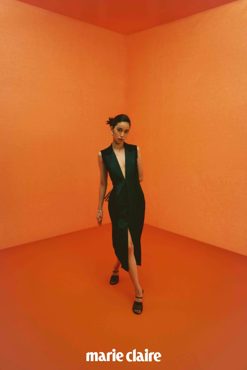 黑色深V剪裁與開岔設計洋裝、Fendi First 咖啡色後跟倒F造型高跟涼鞋，both by Fendi。Ballon Bleu 精鋼鑲鑽錶款、LOVE 系列白K金耳環、項鍊、戒指、手環，all by Cartier