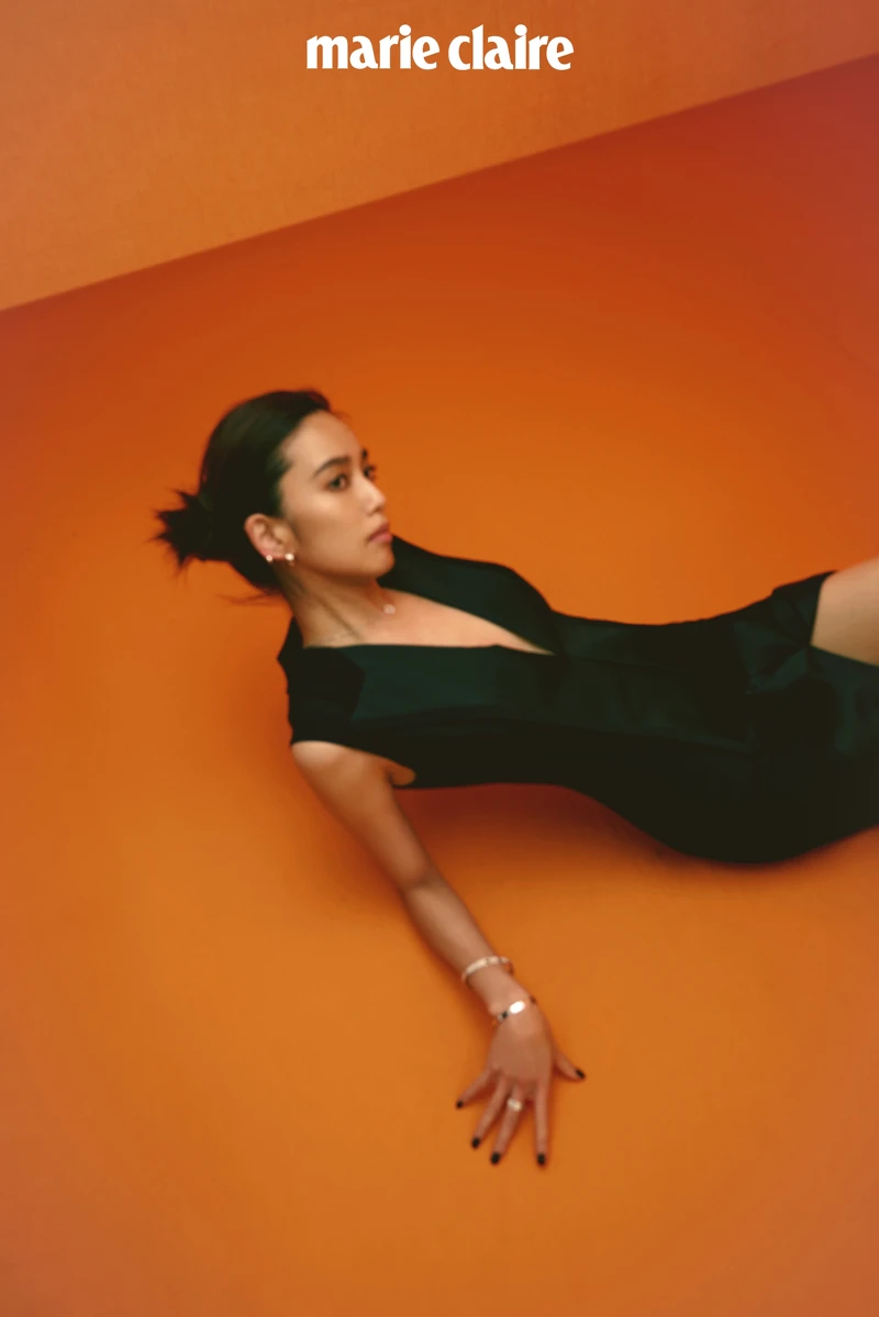 黑色深V剪裁與開岔設計洋裝、Fendi First 咖啡色後跟倒F造型高跟涼鞋，both by Fendi。Ballon Bleu 精鋼鑲鑽錶款、LOVE 系列白K金耳環、項鍊、戒指、手環，all by Cartier