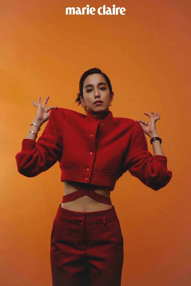 紅色毛呢短外套、針織領圍繫帶、西裝長褲，all by Givenchy。Ballon Bleu 玫瑰金鑲鑽錶款、LOVE 系列玫瑰金耳環、戒指、手環，all by Cartier