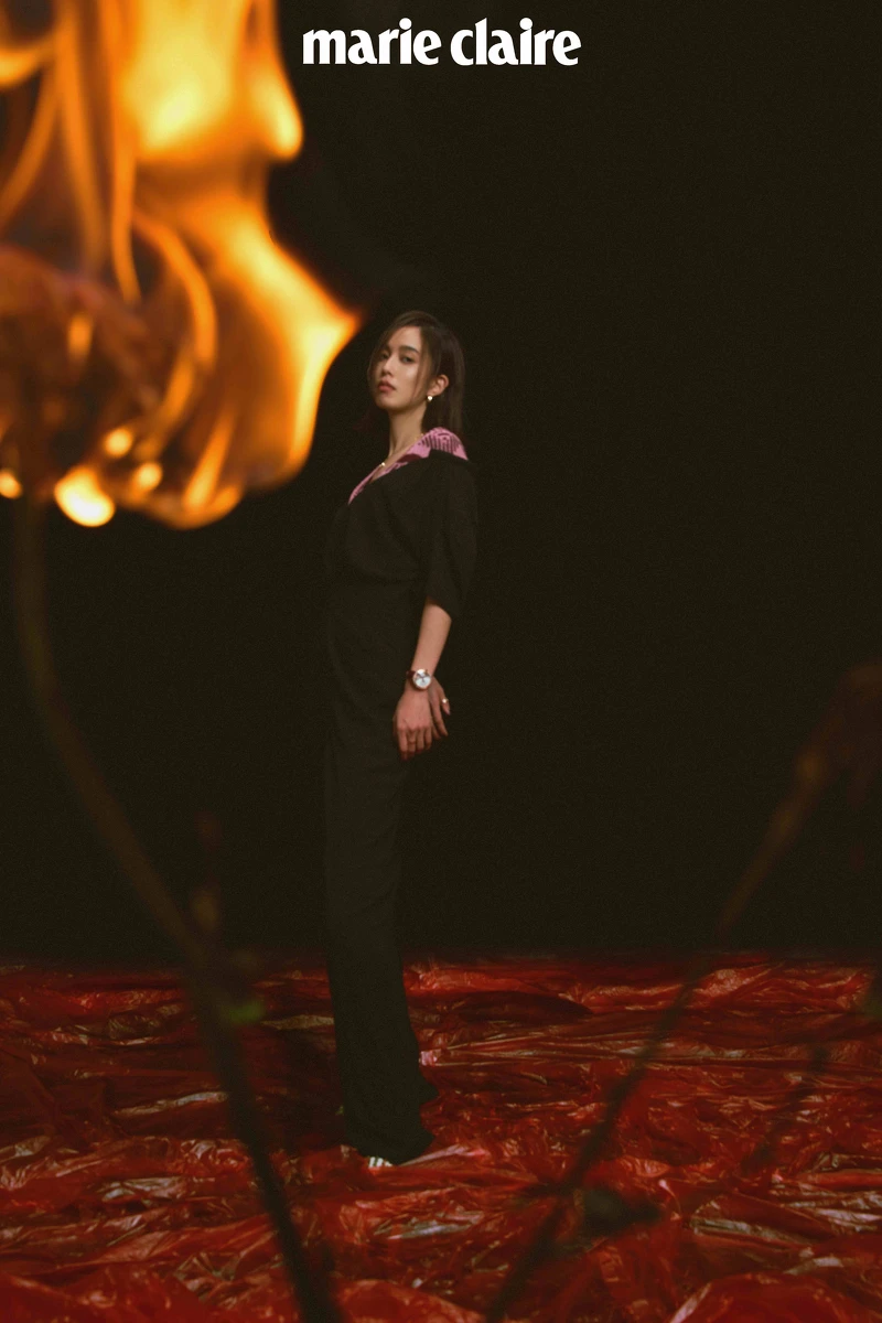 拼接領口設計黑色連身褲，Prada；拼接高跟鞋，Valentino。Ballon Bleu 玫瑰金鑲鑽錶款、LOVE 系列玫瑰金耳環、項鍊、戒指、手環，all by Cartier 