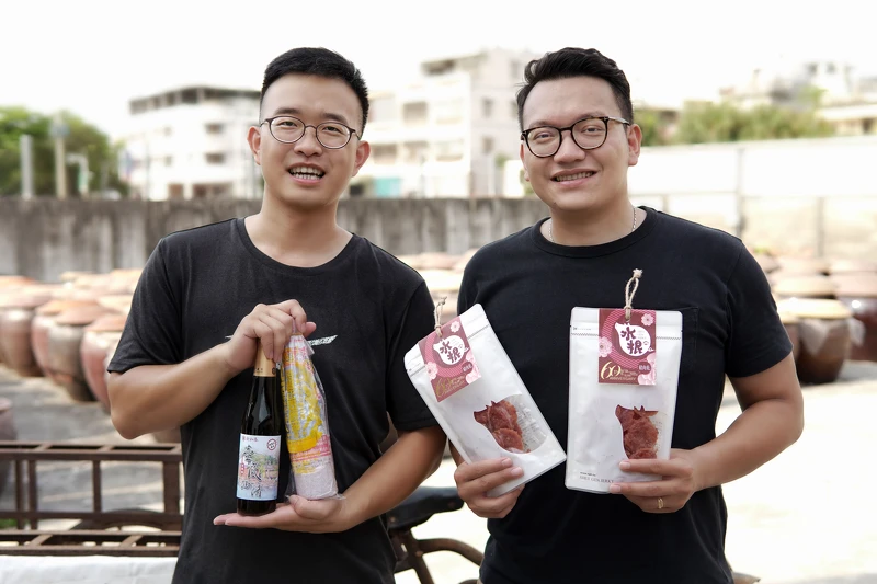 新和春醬油第四代掌門人張又升(左)與水根肉乾第三代職人邱信翰(右)強強聯手， 讓消費者在家也能品嚐彰化的百年好滋味。