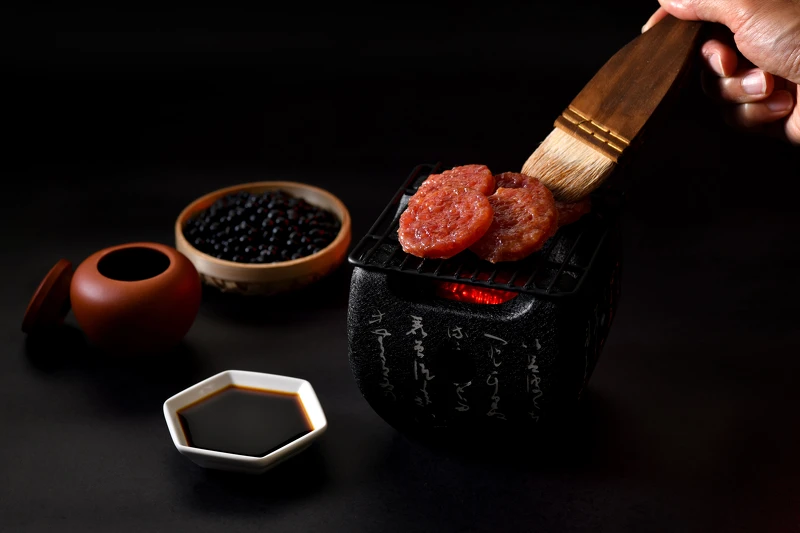 水根肉乾推出具有獨特烤肉醬燒風味的「台味醬燒肉乾」，使用新和春醬油的特級壺底油清、油膏，拌炒新鮮蔬果與雞高湯熬製而成的醬料