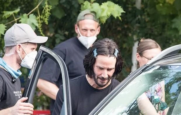 56歲 基努李維 《捍衛任務4》「超萌少女髮夾」造型真可愛 56歲 基努李維 《捍衛任務4》「超萌少女髮夾」造型真可愛