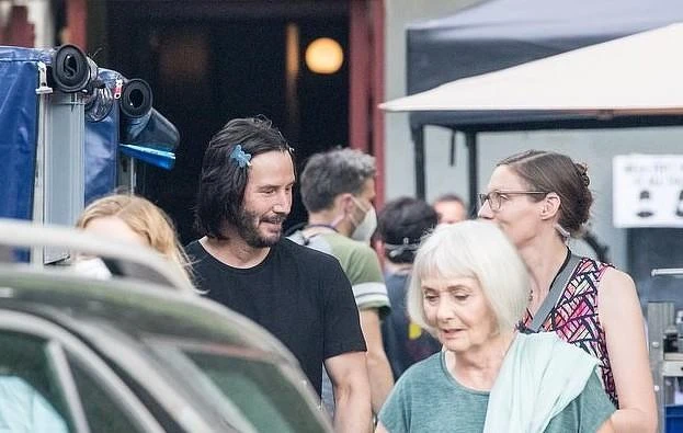 56歲 基努李維 《捍衛任務4》「超萌少女髮夾」造型真可愛 56歲 基努李維 《捍衛任務4》「超萌少女髮夾」造型真可愛