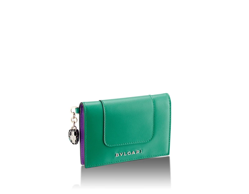 BVLGARI Serpenti Forever祖母綠色小牛皮卡夾 Serpenti Forever祖母綠色卡夾，薰衣草紫水晶色內襯，搭配黑色與白色琺瑯，蛇眼飾以孔雀石綠色琺瑯。 參考售價：約新台幣13,100元(Size：11 x 8 x 1cm)
