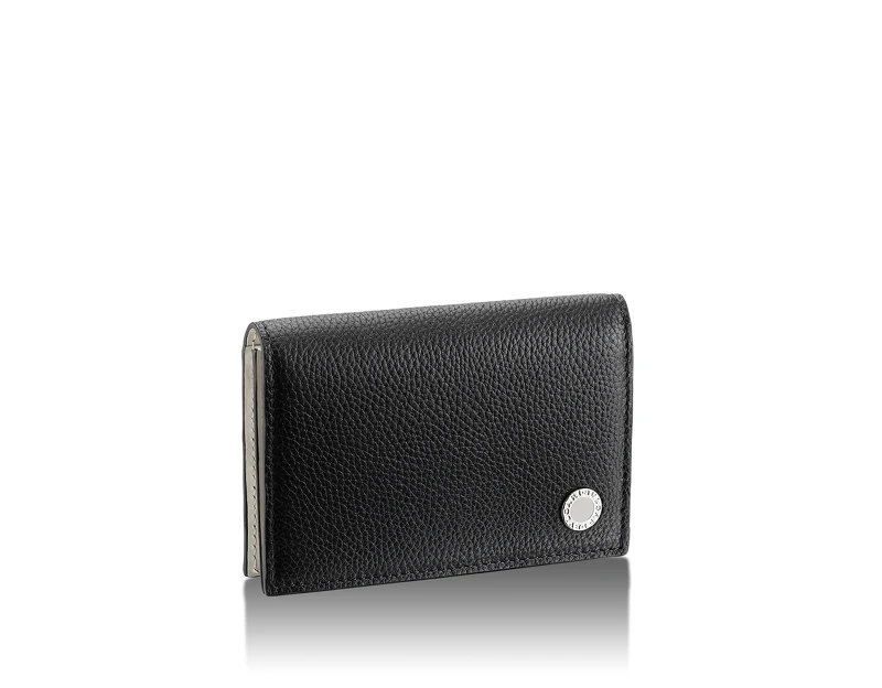 BVLGARI BVLGARI BVLGARI黑色小牛皮中性卡夾 BVLGARI BVLGARI黑色小牛皮卡夾，1個收納夾層跟5個信用卡夾層，鍍銀扣環鐫刻品牌Logo標誌。 參考售價：約新台幣11,100元(Size：11.5 x 8 x 2.5cm)