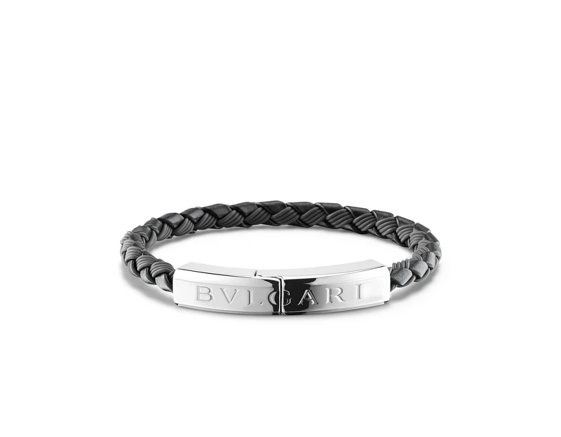 BVLGARI BVLGARI MAN 編織小牛皮銀手環 BVLGARI BVLGARI MAN黑色小牛皮與橡膠手環，鍍銀扣環鐫刻品牌Logo標誌。 參考售價：約新台幣20,200元