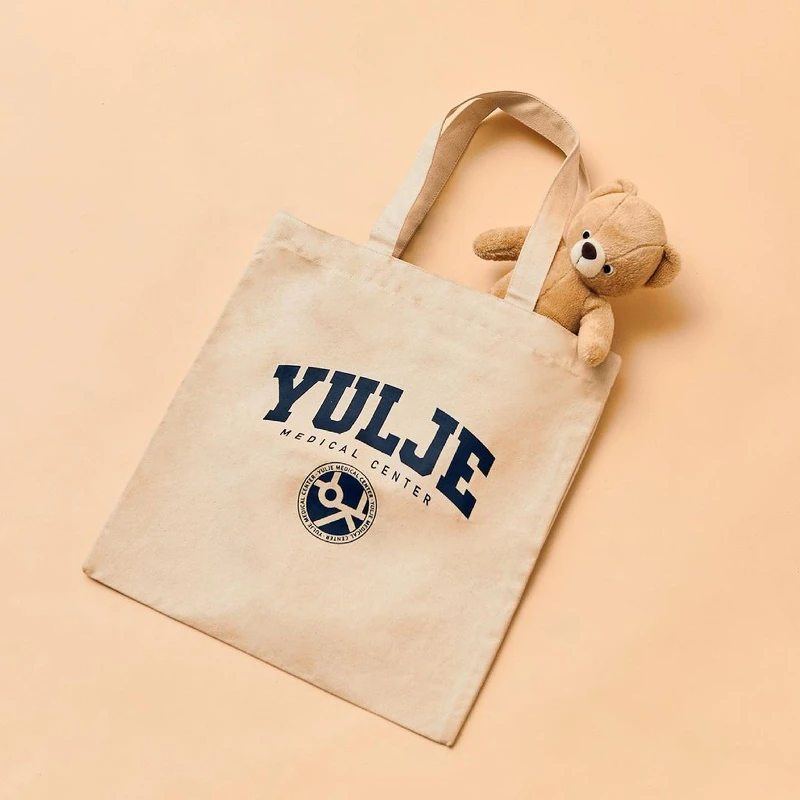 《機智醫生生活2》X SPAO聯名系列律帝醫院托特袋,約NT390 《機智醫生生活2》X SPAO聯名系列律帝醫院托特袋,約NT390