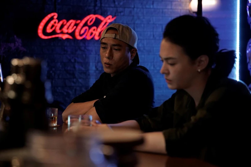 ▲張榕容、莊凱勛出了酒吧後遭李銘忠威脅。(圖/CATCHPLAY+提供) ▲張榕容、莊凱勛出了酒吧後遭李銘忠威脅。(圖/CATCHPLAY+提供)