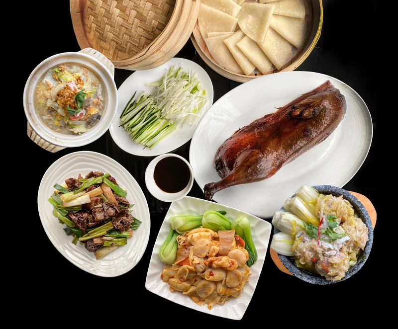 桃花林招牌「經典港式片皮鴨饗宴」四人合菜包含烤鴨半隻以及鎮江溫莎骨、XO醬海鮮炆伊麵等經典好菜。 桃花林招牌「經典港式片皮鴨饗宴」四人合菜包含烤鴨半隻以及鎮江溫莎骨、XO醬海鮮炆伊麵等經典好菜。