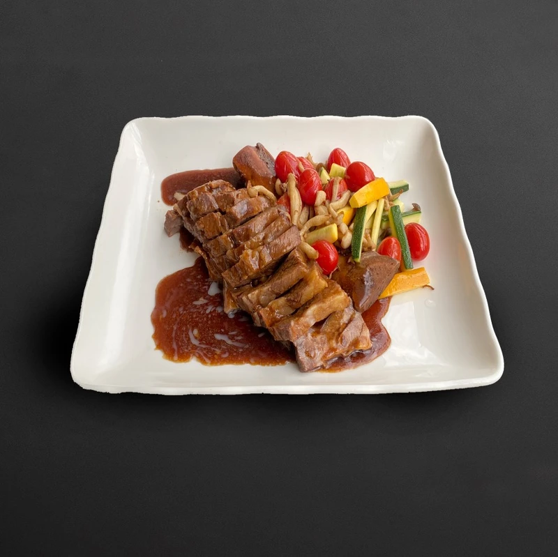 桃花林經典單品「蘇造無骨牛」,精選穀飼美國牛,大火煎封美味,再經特製滷汁燉煮。 桃花林經典單品「蘇造無骨牛」,精選穀飼美國牛,大火煎封美味,再經特製滷汁燉煮。