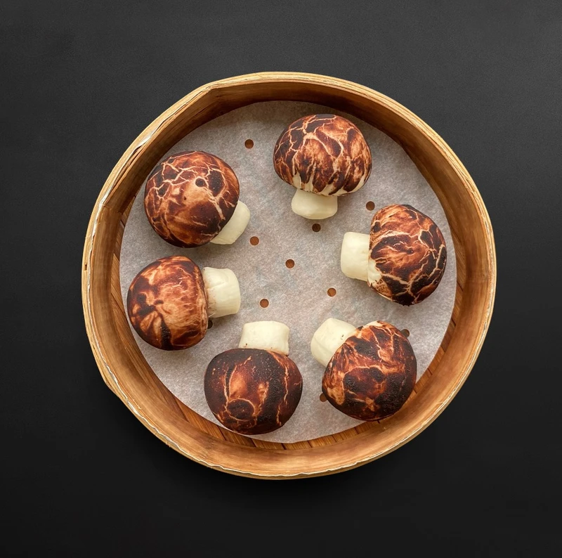 造型別緻的「奶皇流沙包」,一口咬下香氣四溢,滿足飯後甜食味蕾。 造型別緻的「奶皇流沙包」,一口咬下香氣四溢,滿足飯後甜食味蕾。