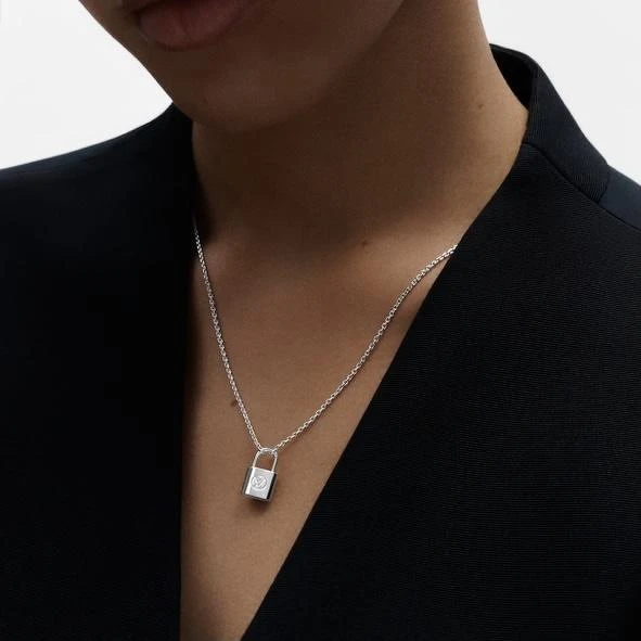 Louis Vuitton Silver Lockit純銀吊墜項鍊，售價NT21,700