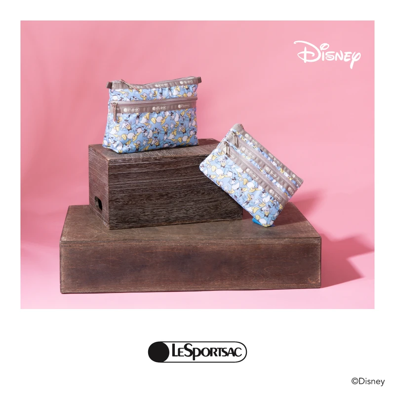 《唐老鴨幻想曲》：拉鍊斜背包NT3,500、方型小托特包NT5,250、奢華中型旅行袋NT7,400