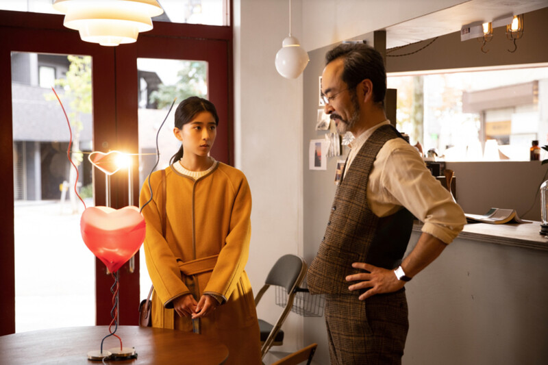 日本影壇新星黑島結菜飾演主角,左為飾演燈具店主的古立寬司。 日本影壇新星黑島結菜飾演主角,左為飾演燈具店主的古立寬司。