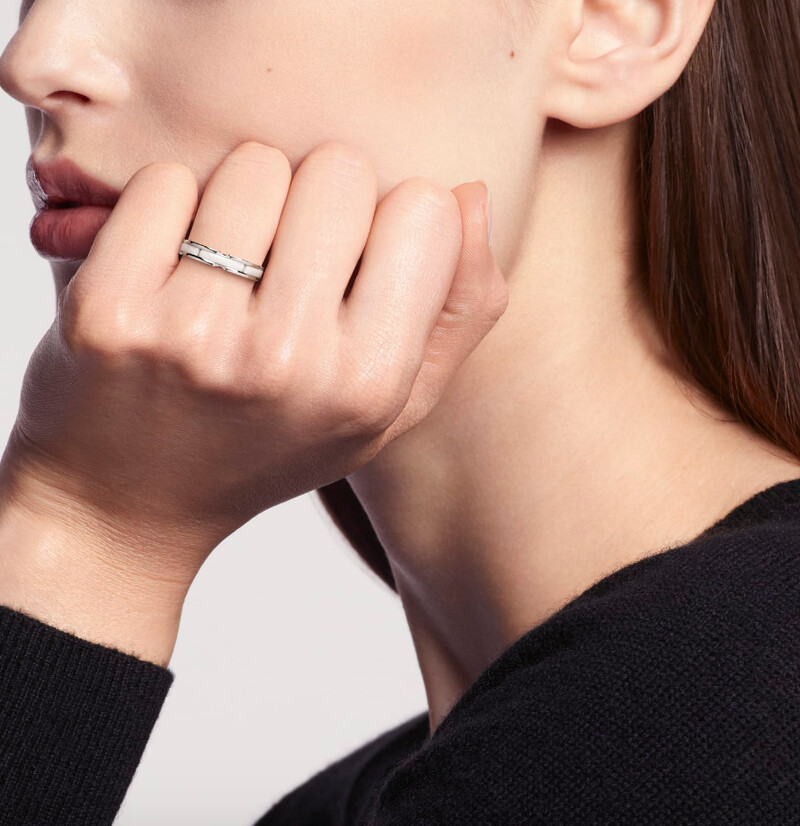 Chanel Ultra系列戒指，小型款，18K白金，白色陶瓷，售價NT60,000