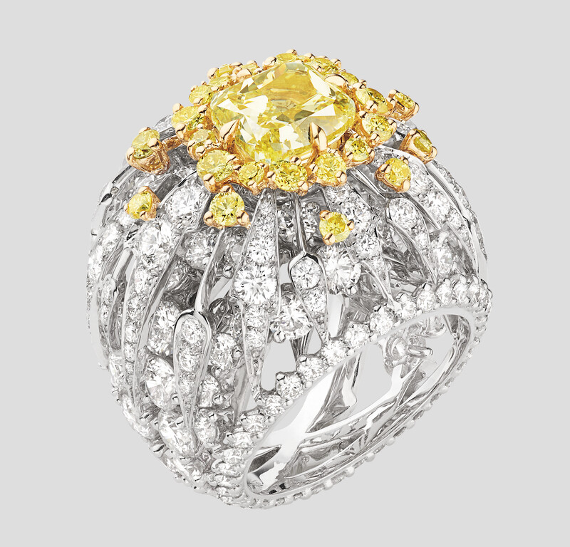 CHAUMET Soleil Glorieux 戒指 18K白金和18K黃金戒指，鑲嵌一顆重約 3.42 克拉IF級枕形切割濃彩黃鑽，以及明亮式切割鑽石和黃鑽。