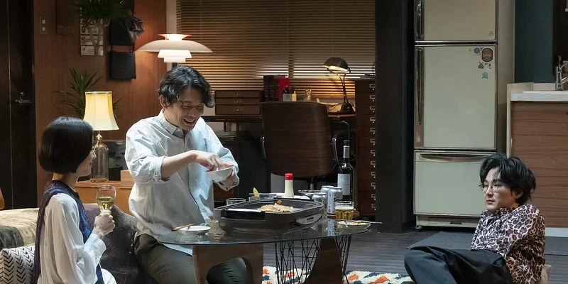 《大豆田永久子與三個前夫》裡,女主角第一任前夫松田龍平劇中的家中也有 PH80 立燈的身影。(翻攝friDay影音) 《大豆田永久子與三個前夫》裡,女主角第一任前夫松田龍平劇中的家中也有 PH80 立燈的身影。(翻攝friDay影音)