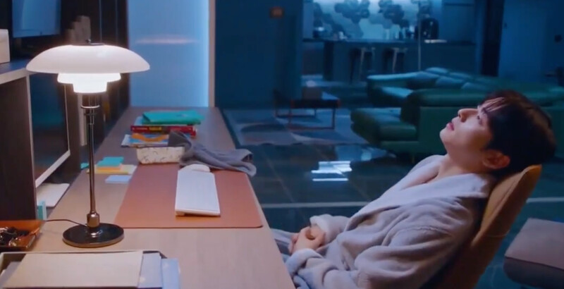 《女神降臨》男主角車銀優房間使用 PH3/2 桌燈。(翻攝friDay影音) 《女神降臨》男主角車銀優房間使用 PH3/2 桌燈。(翻攝friDay影音)