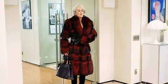 《穿著 Prada 的惡魔》辦公室場景裡有 Panthella 桌燈。(翻攝friDay影音) 《穿著 Prada 的惡魔》辦公室場景裡有 Panthella 桌燈。(翻攝friDay影音)