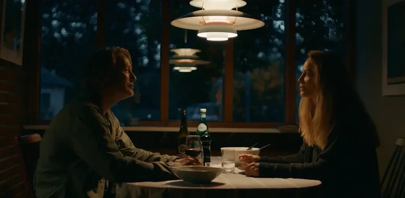 《醉好的時光》內男主角家餐廳就是使用經典的PH5燈。(翻攝friDay影音) 《醉好的時光》內男主角家餐廳就是使用經典的PH5燈。(翻攝friDay影音)