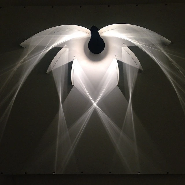 多層次三層燈罩設計所釋出的光源示意。 多層次三層燈罩設計所釋出的光源示意。