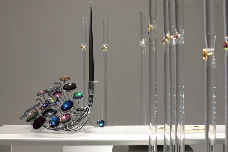 鎌田治朗,《Holon Candle Piece #2》,2021年,相機鏡頭、24K鍍金、玫瑰金鍍膜、PVD鍍膜、銀,40x40x45cm。 鎌田治朗,《Holon Candle Piece #2》,2021年,相機鏡頭、24K鍍金、玫瑰金鍍膜、PVD鍍膜、銀,40x40x45cm。