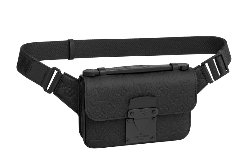 LOCK 斜背包,NT84,000。 LOCK 斜背包,NT84,000。