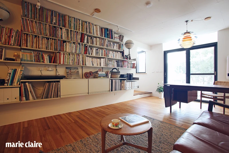 書櫃使用著名德國工業設計師 Dieter Rams 設計的知名 Vitsœ 606 萬用置物櫃系統。 書櫃使用著名德國工業設計師 Dieter Rams 設計的知名 Vitsœ 606 萬用置物櫃系統。